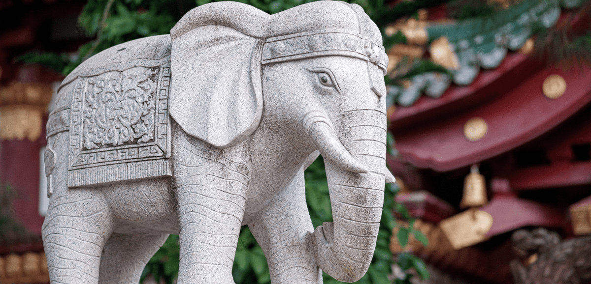La Scène Intérieure Minimaliste Contient Des Figurines D'éléphants